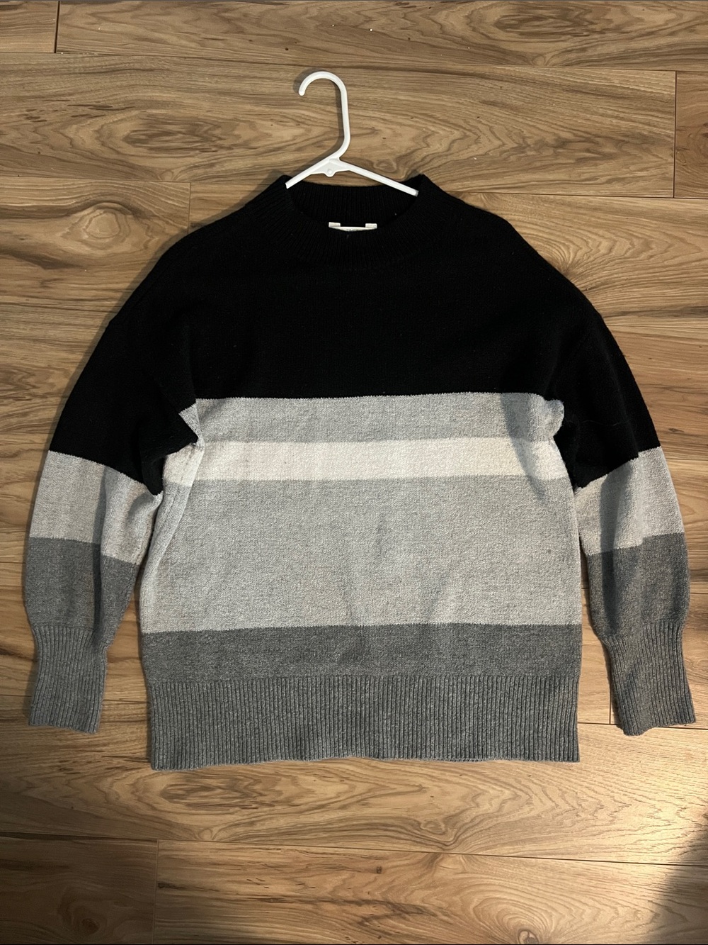 Time and Tru Women’s Black and Gray Crewneck Sweater